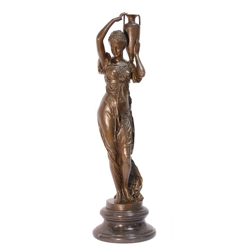 Een groots bronzen beeld van Hebe met een urn, bekend uit de Griekse mythologie.
