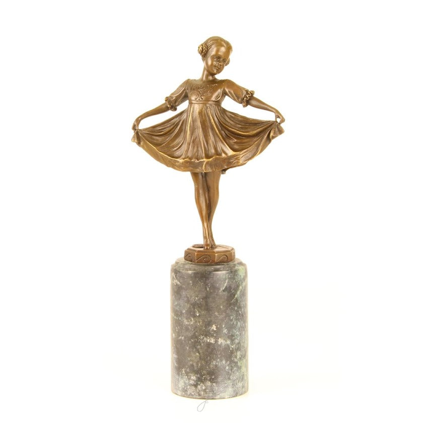Bronzen beeld van een jong meisje genaamd Lilly die opgaat in haar hobby dansen
