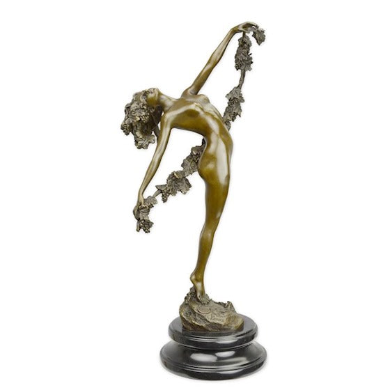 Bronzen beeld van een naakte dame met een wijnstok