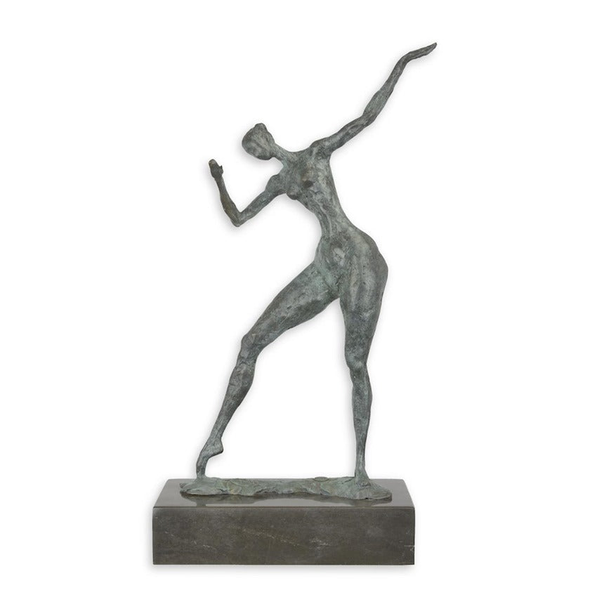 Bronzen beeld van een elegante vrouw in een bijbehorende pose