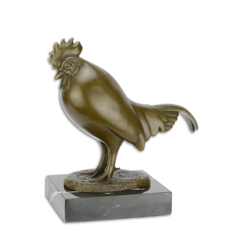 Bronzen beeld van een haan op een sokkel