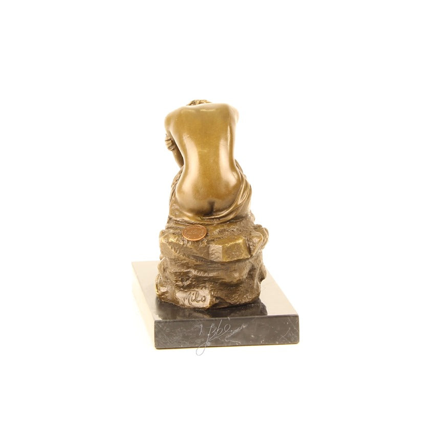 Bronzen beeld van een knielende vrouw die rust op haar knieen en van achter bekeken