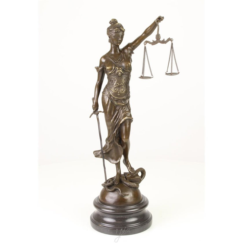 Bronzen beeld van Vrouwe Justitia dat staat voor rechtvaardigheid en recht doen