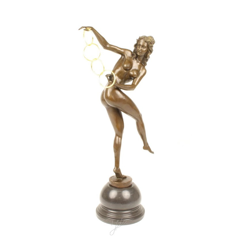 Bronzen beeld van een naakte vrouw met magische ringen