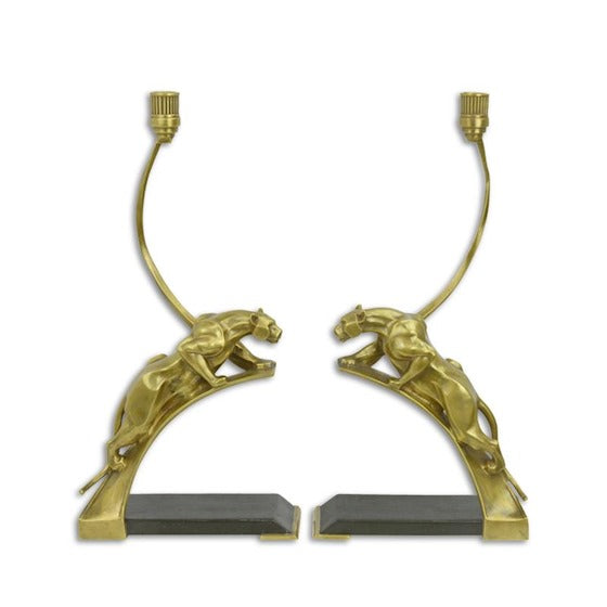 Twee bronzen kandelaars met elk een sluipende panter