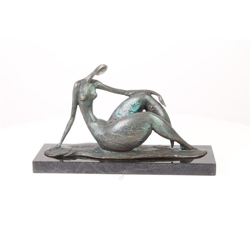 Bronzen beeld van een dame die naakt en ontspannen zit te wachten