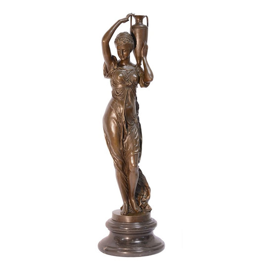Een groots bronzen beeld van Hebe met een urn, bekend uit de Griekse mythologie. 