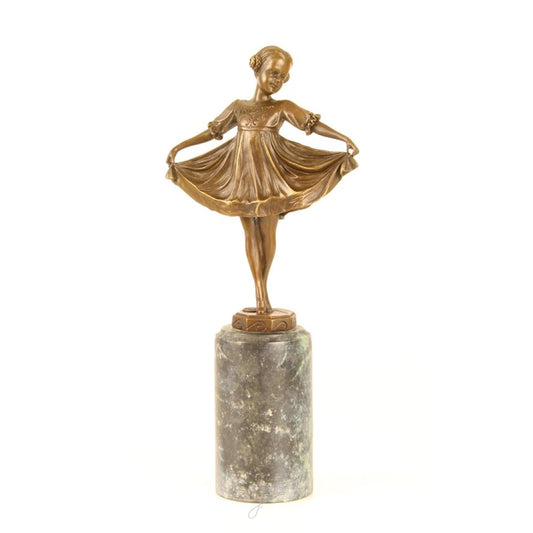 Bronzen beeld van een jong meisje genaamd Lilly die opgaat in haar hobby dansen 
