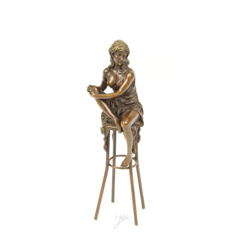 Bronzen beeld van een dame dit zit op een kruk met haar rechterbeen opgetrokken