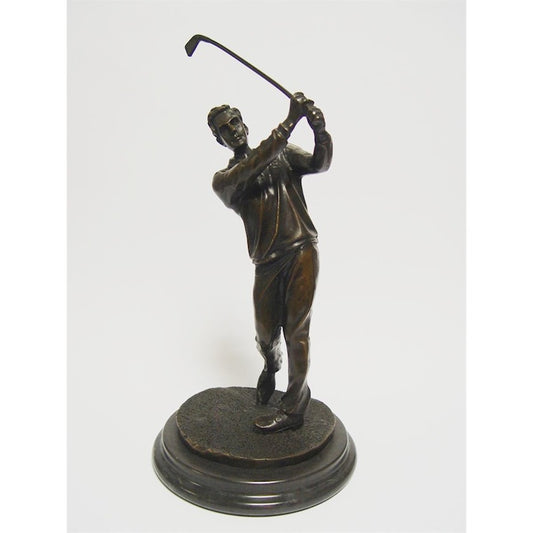 Bronzen beeld van een golfer die afslaat en een mooie swing maakt en zijn bal achterna kijkt