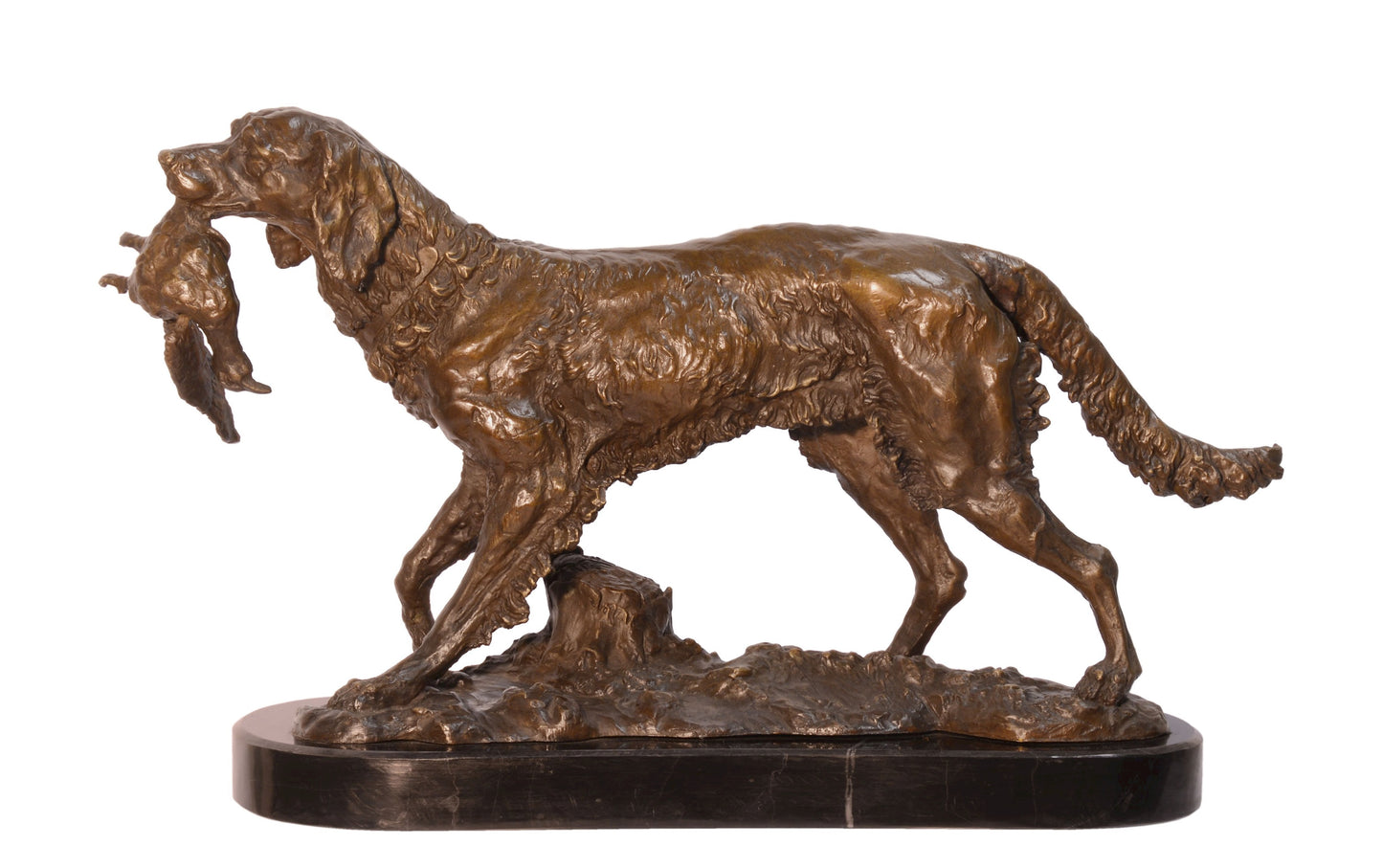 Bronzen beeld van een jachthond met een geschoten eend als prooi in zijn bek