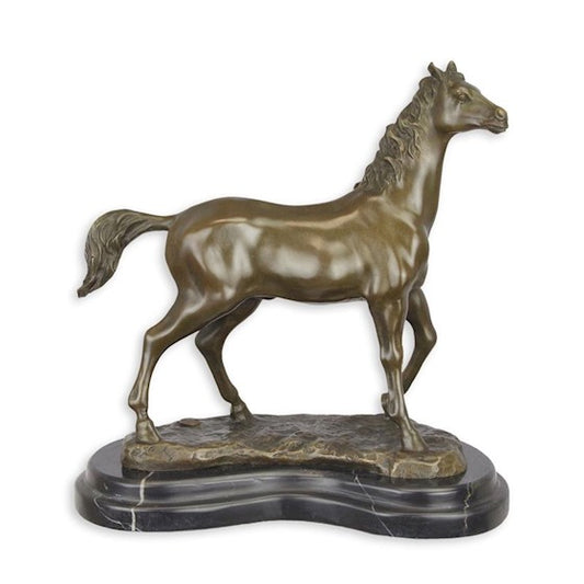 Bronzen beeld van een paard dat staat en nieuwsgierig over de wei kijkt
