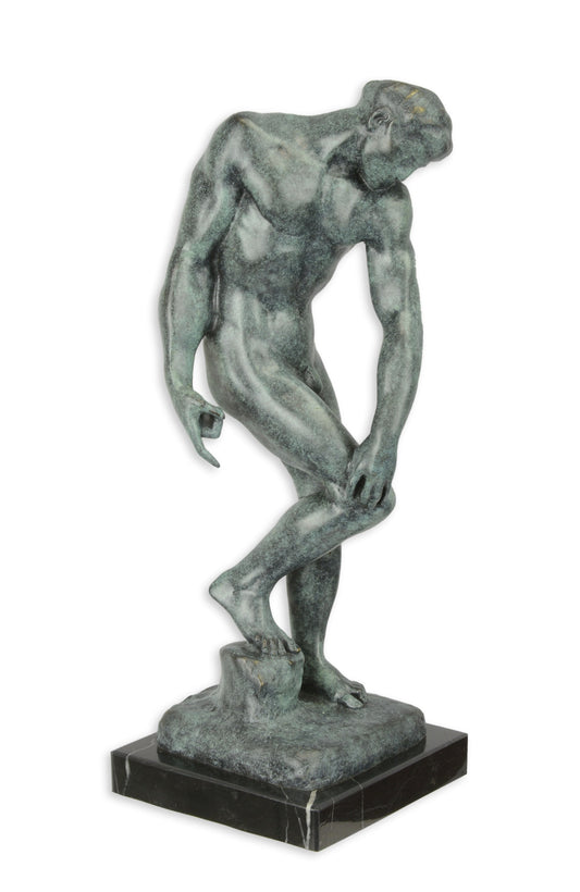 Bronzen beeld van Adam, bekend van Adam en Eva en de eerste mens op aarde