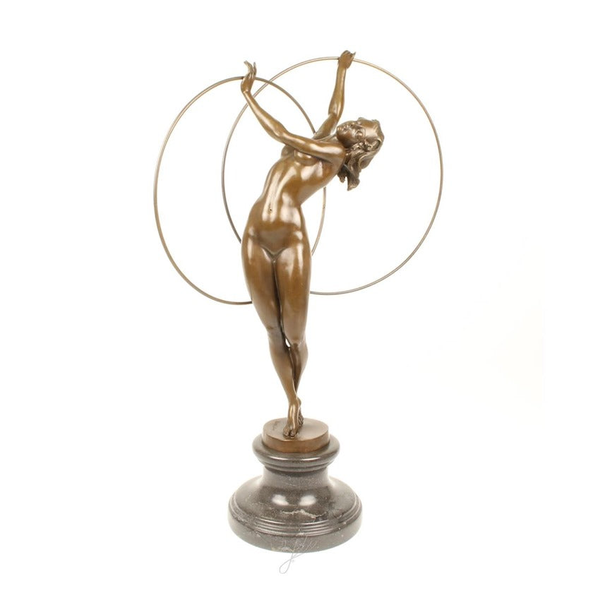 Bronzen beeld van een hoepeldanseres die aan het dansen is met twee hoepels