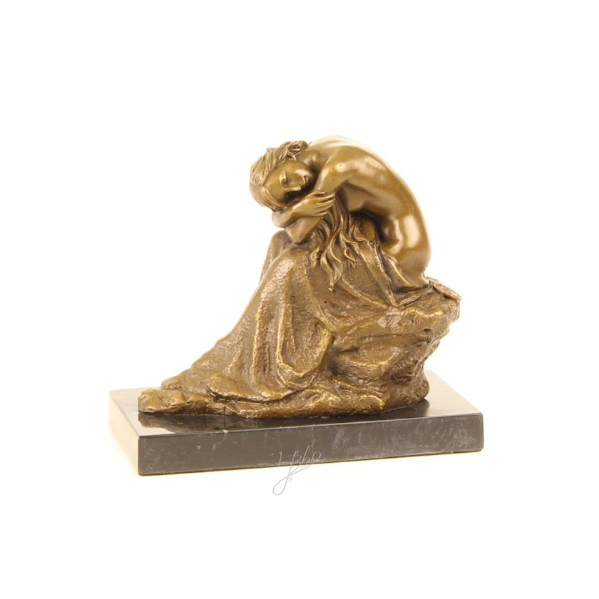 Bronzen beeld van een vrouw die knielt en rust op haar knieen