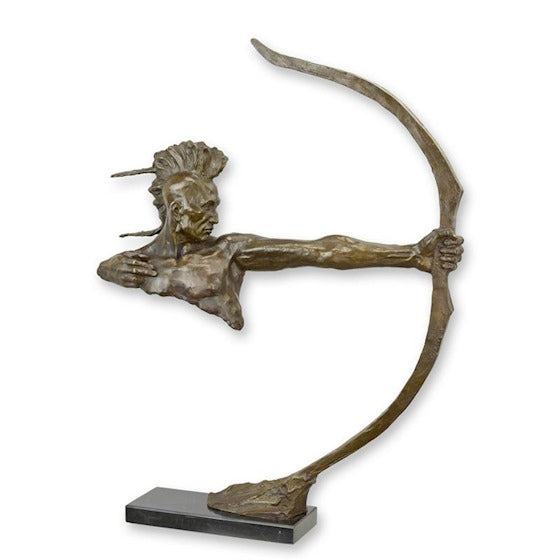 Bronzen beeld van een mohawk met hanenkam en een boog in zijn hand
