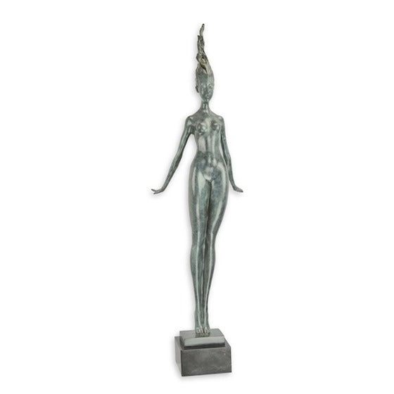 Bronzen beeld van een naakte dame die in de laatste fase van haar yoga-sessie zit en zen is