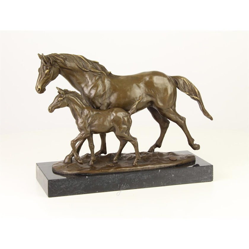 Bronzen beeld van een paard dat samen aan het lopen is met haar veulen 