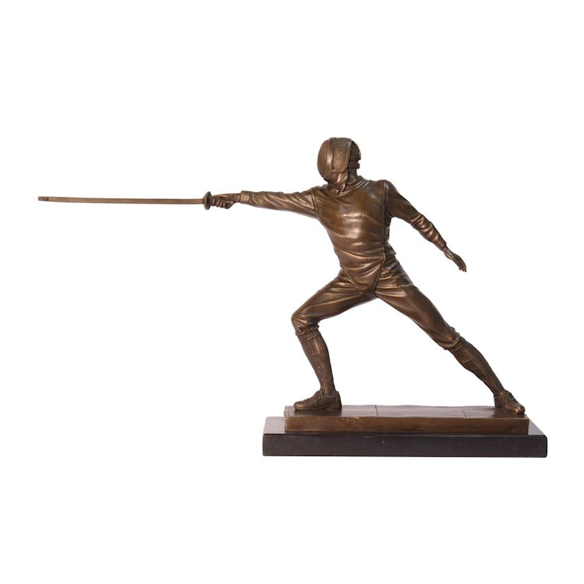 Bronzen beeld waarbij een schermer in actie zijn zwaard richt op zijn tegenstander