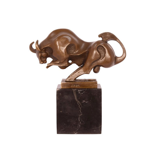 Bronzen beeld van een stier die de aanval inzet