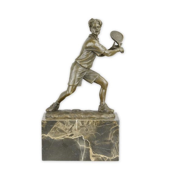 Bronzen beeld van een tennisser in actie die een backhand slaat