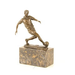 Bronzen beeld van een voetballer in actie met de bal aan zijn rechtervoet