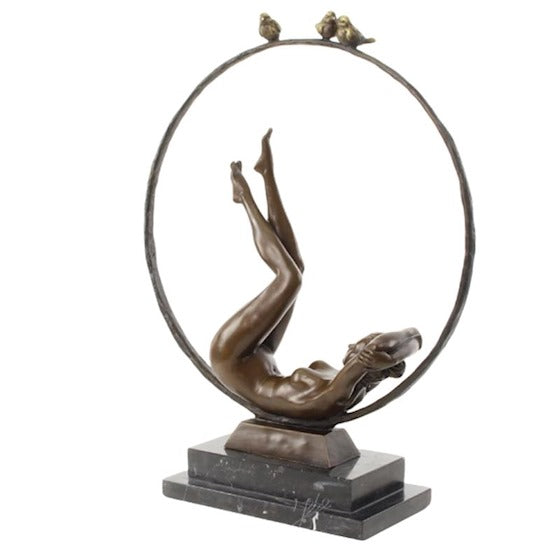 Bronzend beeld van een vrouw die ligt te relaxen of danst in een hoepel met hierop drie vogels