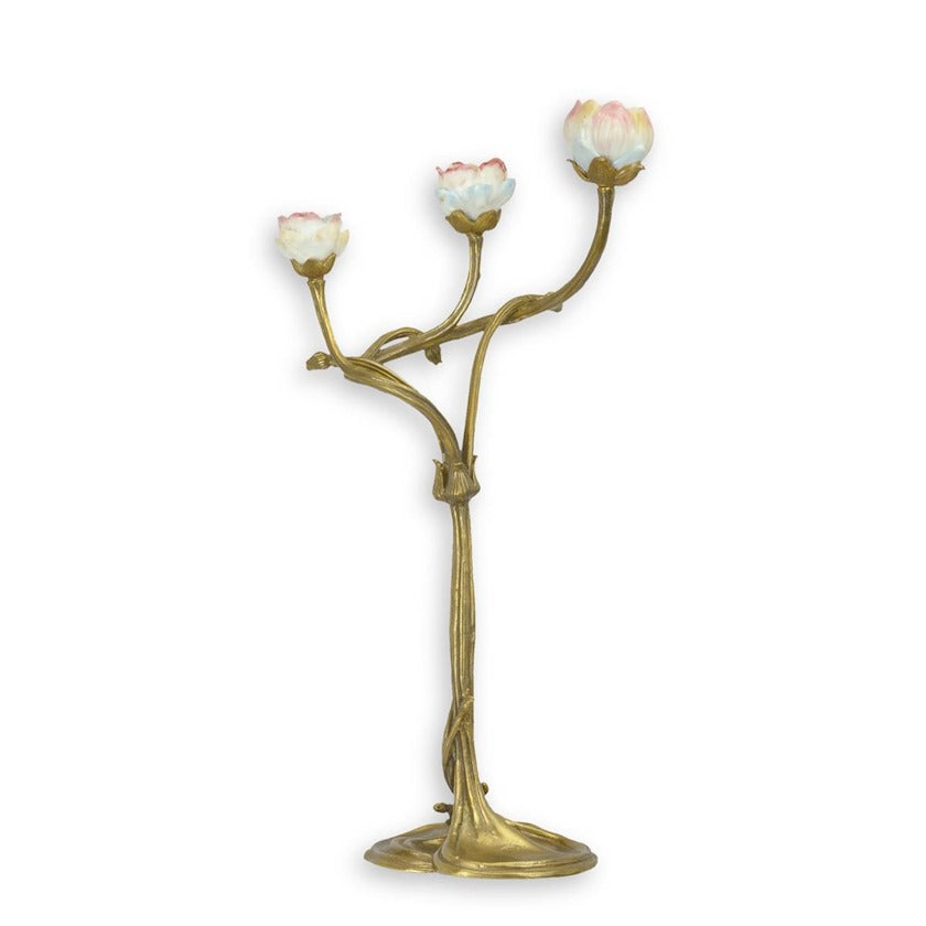 Bronzen kandelaar met drie kaarsenhouders als bloemen van wit porselein en roze rand
